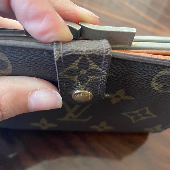 Louis Vuitton French Kiss Wallet, Plenty Storage - Picture 5 of 12